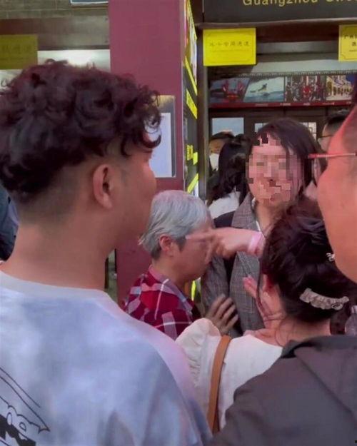 两女子插队邻居爆料视频,视频揭露女子插队引发的热议事件